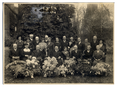 4-635 Een grote groep familieleden bij het 25 jarig ambtsjubileum van notaris H.C. de Jongh met staande voor hun een ...