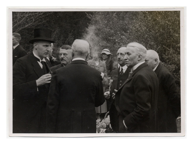 4-636 Een aantal personen buiten bijelkaar staand op het feest gehouden ter gelegenheid van het 25 jarig ambtsjubileum ...