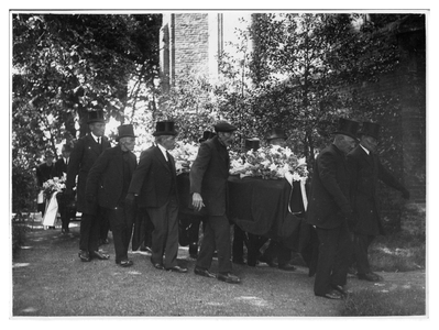 4-640 Een aantal dragers van de kist, bedekt met bloemstukken, bij de begrafenis van notaris H.C. de Jongh onder de ...
