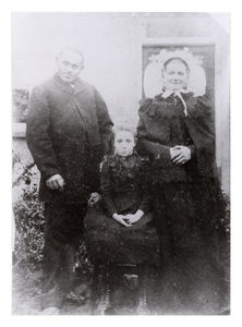 4-650 Daan en Anna Vogelaars-v.d. Oord met hun 8 jarige dochter Anna.