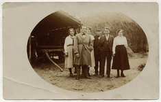4-666 Leden van de familie Van Geffen (Schuppe) en Damie van Vianen bij een schuur in de Piepershoek, van links naar ...