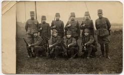 4-673 Tien mannen in militaire kleding met geweer. Achterste rij vlnr: 1. Onbekend, 2. Wim de Wit Rz., 3. Piet van Zon ...