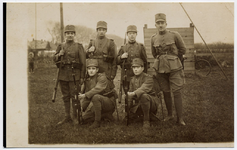 4-675 Zes mannen in militaire kleding compleet met geweer. Achterste rij vlnr: 1. Cor Fraaije Pz., 2. Toon van Beers ...