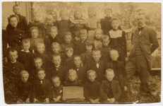 4-676 Schoolfoto: openbare lagere jongensschool. Achterste rij vlnr: 1. Koos van Doornmalen Mz., 2. Anna Blonk (van ...