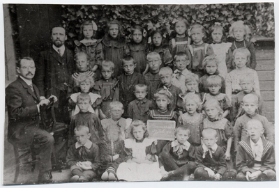 4-678 Schoolfoto: openbare lagere jongensschool, groep 1. Achterste rij vlnr: 1. Meester R.L. v.d. Ven, 2. Anna van ...