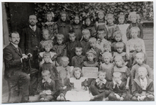 4-678 Schoolfoto: openbare lagere jongensschool, groep 1. Achterste rij vlnr: 1. Meester R.L. v.d. Ven, 2. Anna van ...