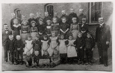 4-679 Schoolfoto, openbare lagere jongensschool, groep 3. Achterste rij vlnr: 1. Huub van Helvoirt, 2. Toon van Keulen ...