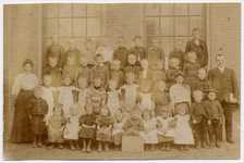 4-680 Schoolfoto: openbare lagere jongensschool, groep 1. Achterste rij vlnr: 1. Has van Tiel Wz., 2. Has van Beers ...