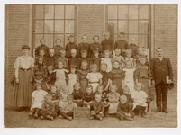 4-681 Schoolfoto: openbare lagere jongensschool, groep 2. Achterste rij vlnr: 1. Gerrit de Goeij Cz., 2. Hendrik van ...