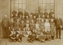 4-682 Schoolfoto: openbare lagere jongensschool, groep 3. Achterste rij vlnr: 1. Jan Merks Wz., 2. Wal van Loon Janz., ...
