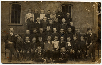 4-686 Schoolfoto: openbare lagere jongensschool, groep 4. Achterste rij vlnr: 1. Johan Roeters Wmz., 2. Onbekend, 3. ...