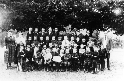 4-689 Schoolfoto: openbare lagere jongensschool, groep 2. Achterste rij vlnr: 1. Koos v.d. Oord Ariez., 2. Arie ...