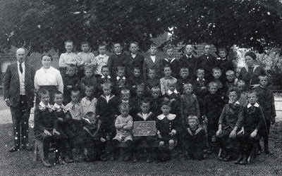 4-690 Schoolfoto: openbare lagere jongensschool, groep 3. Achterste rij vlnr: 1. Sjef de Wit Josz., 2. Theo van Vugt ...