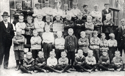 4-691 Schoolfoto: openbare lagere jongensschool, groep 2. Achterste rij vlnr: 1. Gerard van Harssel, 2. Adriaan v.d. ...