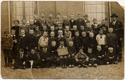 4-692 Schoolfoto: openbare lagere jongensschool, groep 1. Achterste rij vlnr: 1. Juffrouw Agnes v.d. Weijden, 2. Cor ...