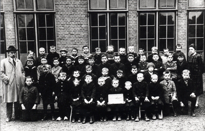 4-694 Schoolfoto: openbare lagere jongensschool, groep 2. Achterste rij vlnr: 1. Johan Roeters Janz., 2. Martien ...