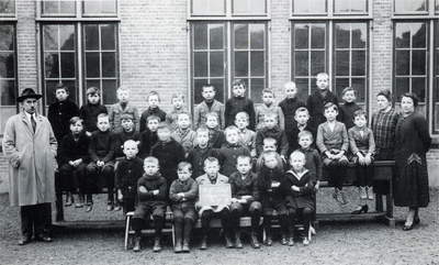 4-695 Schoolfoto: openbare lagere jongensschool, groep 3. Achterste rij vlnr: 1. Meester Tegelaars, 2. Jan Verhoeven ...