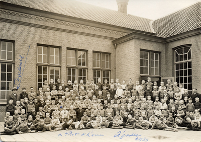 4-696 Schoolfoto: alle leerlingen van de katholieke jongensschool onder leiding van Johannes Hendrikus Tegelaers (1890-1945)