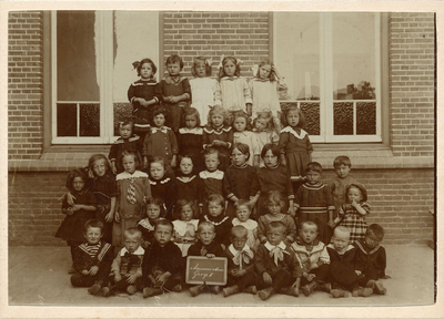 4-698 Schoolfoto: katholieke meisjes- en bewaarschool, groep 1. Achterste rij vlnr: 1. Lien Goedhart (Vissers) Hd., ...