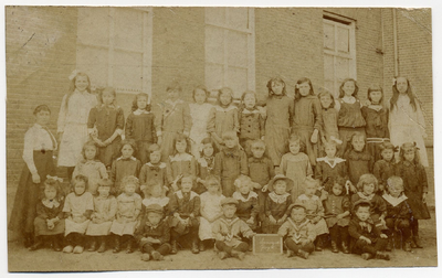 4-699 Schoolfoto: katholieke meisjes- en bewaarschool, groep 2. Achterste rij vlnr: 1. Renée Noel (Belgische ...