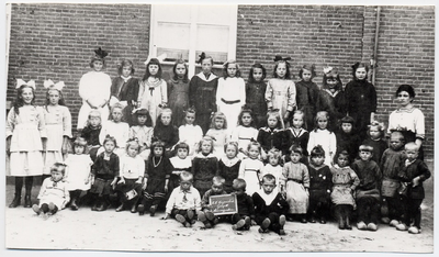 4-700 Schoolfoto: katholieke meisjes- en bewaarschool, groep 3. Achterste rij vlnr: 1. Marie van Beers (Althuizen) ...