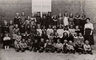 4-702 Schoolfoto: katholieke meisjes- en bewaarschool, groep ?. Achterste rij vlnr: 1. Bertha van Geffen (van Dulmen) ...