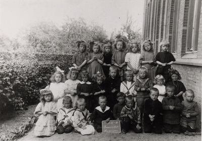 4-703 Schoolfoto: katholieke meisjes- en bewaarschool, groep 1. Achterste rij vlnr: 1. Annie Fabrie, 2. Jo van Hemert ...