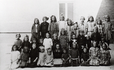 4-704 Schoolfoto: katholieke meisjes- en bewaarschool, groep 3. Achterste rij vlnr: 1. Riek van Geffen (van Zon) Johd., ...