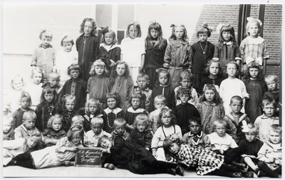 4-706 Schoolfoto: katholieke meisjes- en bewaarschool, groep 5. Achterste rij vlnr: 1. Annie van Beers (van Vugt) ...