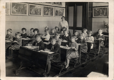 4-708 Schoolfoto: katholieke meisjes- en bewaarschool, klas ?. 1. Juffrouw Riek van Hemert Arnd., 2. Riek Verhoeks ...