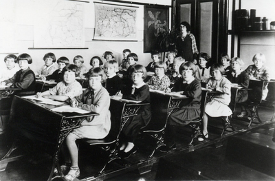 4-709 Schoolfoto: katholieke meisjes- en bewaarschool, klas ?. 1. Lina Roeters (van Dun) Jand., 2. Bertha van Tiel ...