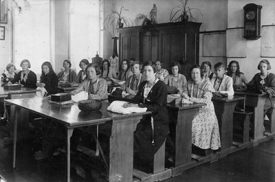 4-713 Schoolfoto: een aantal leerlingen uit de naaiklas van zuster Marie. 1. Toontje van Wordragen (Aarts) Jd., 2. ...