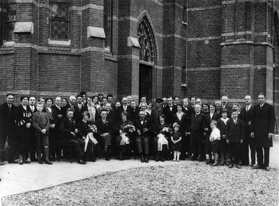 4-714 Een grote groep mensen buiten voor de kerk ter gelegenheid van de bruiloft van de drie gezusters Van Dulmen. 1. ...