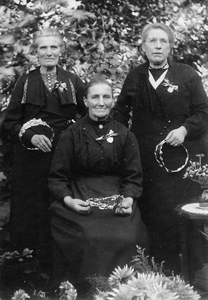 4-716 Drie dames 50 jaar lid van de Derde Orde. Van links naar rechts: Piet van Wordragen, Jans Dikmans Jacd. en ...