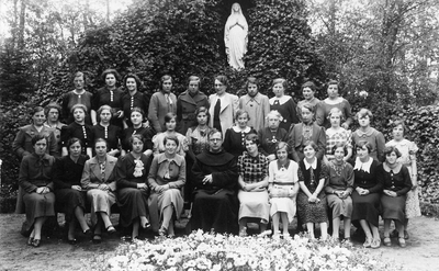 4-719 Een groep dames die deelnemen aan een retraite in Uden onder leiding van pater Cajetanus Reiber. Achterste rij ...