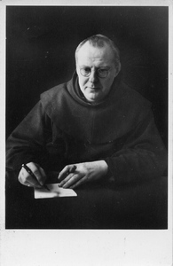 4-732 Een foto als herinnering bij het zilveren priesterfeest van pastoor Fridolinus Huissen O.F.M. 26 maart 1922-13 ...