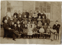 4-747 Schoolfoto: openbare lagere jongensschool, groep 6. Onderwijzers J.E. Klop, J. Deijnen en H. van der Krabben Jz.