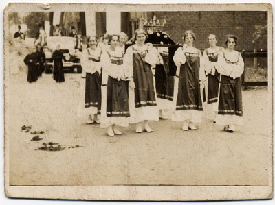 4-749 Zeven dames een kroondragen tijdens de processie bij een 50 jarig priesterfeest. Herkend zijn: Nellie van Geffen ...