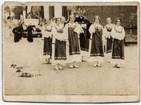 4-749 Zeven dames een kroondragen tijdens de processie bij een 50 jarig priesterfeest. Herkend zijn: Nellie van Geffen ...