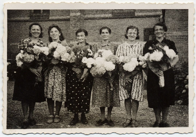 4-753 Zes dames (kerkschoonmaaksters?) met een boeket bloemen in hun hand. Vlnr: 1. Toos Wels (Kivit), 2. Janneke Kivit ...