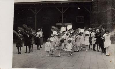 4-755 Een aantal kinderen en wat oudere mensen bij het begin van een processie.