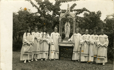 4-773 Acht dames in speciale kleding met tussen hen in een beeld van Maria tijdens een processie. Vlnr: 1. Tonia van ...
