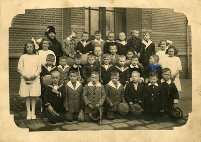 4-777 Een groep communiecanten en hun begeleidster. Achterste rij vlnr: 1. Begeleidster Anna Dikmans, 2. Jan Roeters ...