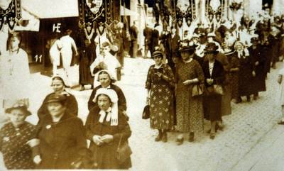 4-787 Een groep bedevaartgangers in Kevelaer.