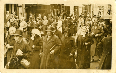 4-789 Een groep bedevaartgangers in processie in Kevelaer. Herkend zijn: Hanneke Kras (Dikmans), Jenneke van Wordragen, ...