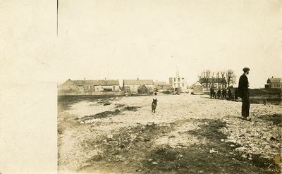 4-793 Bij de Bol, op de achtergrond de Maasdijk met rechts naar links, het Oude Veerhuis, café Land en Maaszicht en het ...