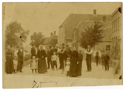 4-801 Onder aan de dijkstoep, rechterzijde van de straat richting Maasdijk.