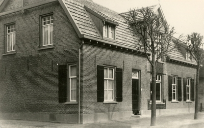 4-804 Woonhuis en winkel familie Van Hemert aan de Voorstraat.