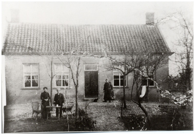 4-821 Drie personen voor het huis van de familie Dikmans, later vervangen door villa 'Ons Genoegen'.