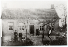 4-821 Drie personen voor het huis van de familie Dikmans, later vervangen door villa 'Ons Genoegen'.